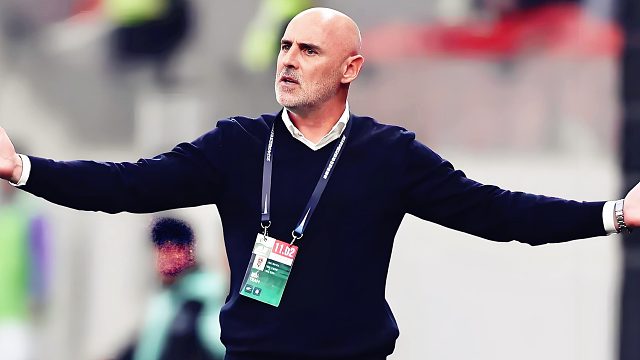 争议判罚！海港外援禁区被夹防放倒，主帅愤怒投诉未判点