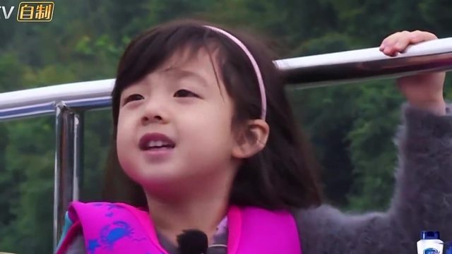 小蛋糕嚷着能飙高音歌，陈浩南笑说要抱抱，小宝贝歪头问：你们闹啥咧
