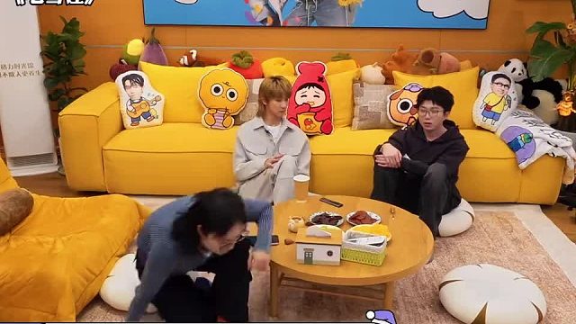 两个东北人听到您好同时弹射起立