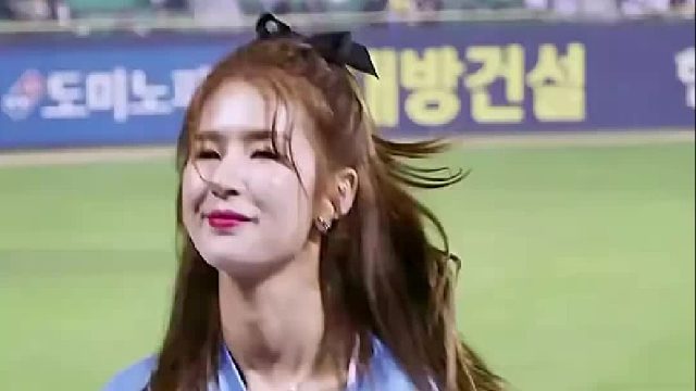 啦啦队队长朴姬兰 为了带动气氛 又唱又跳给队员加油助威！