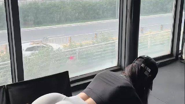 想看可以，别盯着太久