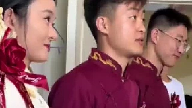伴郎突然开始挠头，原来是想拿伴娘的红包，网友：没有一个动作是多余的