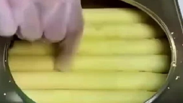 第一根蛋卷拿不出来，工作人员在线讲解，原来我的吃法是错误的