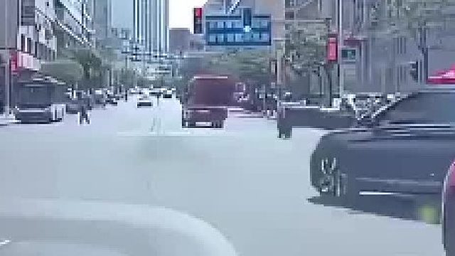 第一眼以为黑车开错了道，原来是的士逆行黑车车主还下车换了个“