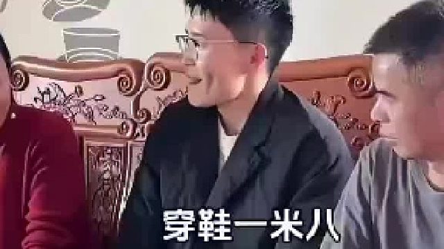 男子第一次到女友家做客，意外找到了未来岳父的私房钱，网友：这回准丈母娘同意了