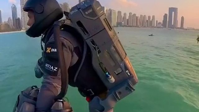 “现实版钢铁侠  以后送外卖更方便了”