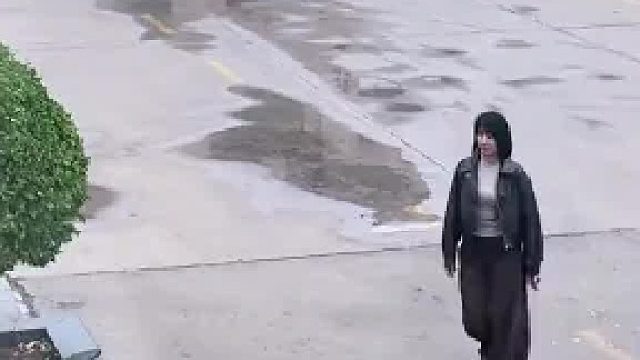 女子的婆婆非常年轻，穿着大皮衣非常时尚来接孙子