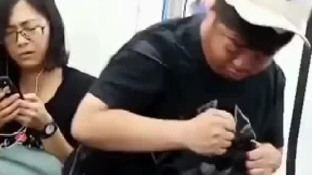 女子都要无语了，地铁上没位置，男子硬要挤出一点位置