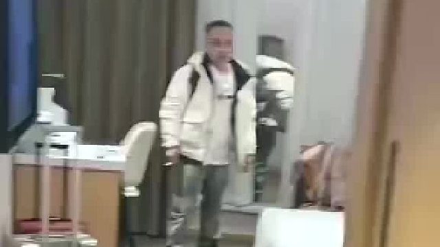 女子质疑酒店房间玻璃_设计十分离谱网友_无法理解为何这样做