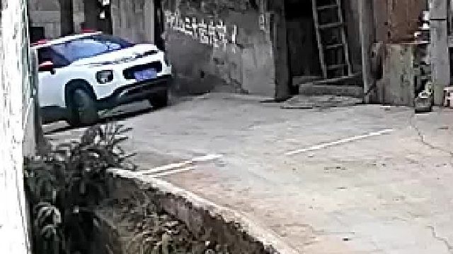 小车上坡时操作失误掉入沟中