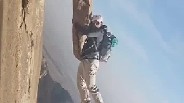 游客分享爬山遇到的十分出片的石头，冷不丁地给人吓一跳