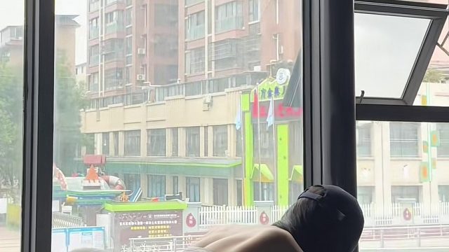 别害羞，大胆看，姐姐又不吃人