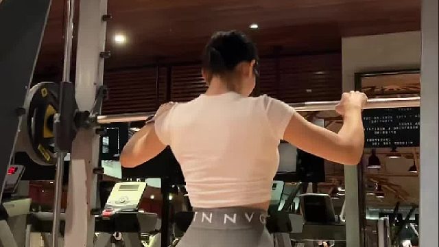 蹲轻点没关系 重要的是丝滑