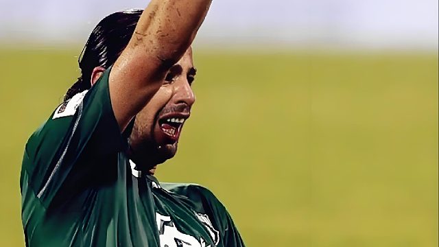 让你装！欧洲球员拖延时间染红，不好好下场就没“好下场”