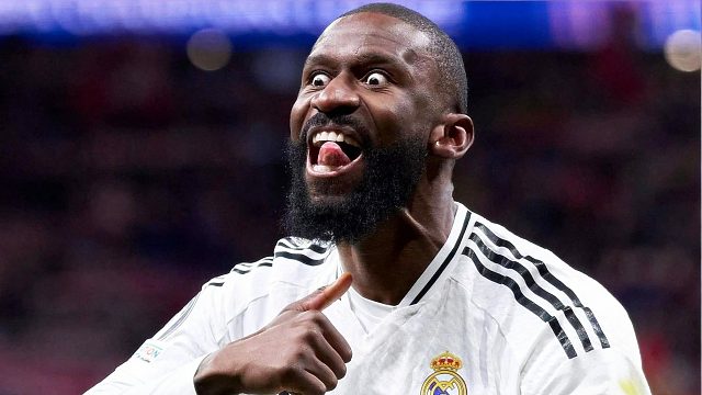 故意的？皇马后卫争议逃红：连续两次用膝盖顶对手头部！