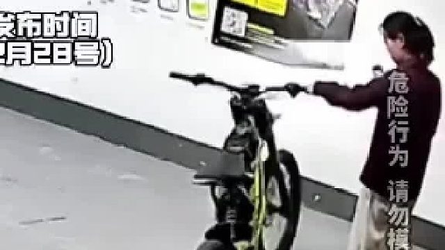 女生不小心拧到摩托车的油门，瞬间的爆发力把鞋子都扯烂了