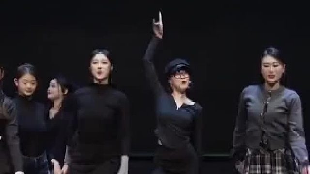 女生分享跳舞排练，果然谁是主角一眼就知道！网友：眼镜妹有范儿