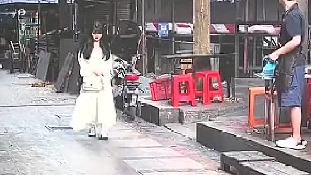 女生今天想吃别家店，却被经常光顾的老板看见