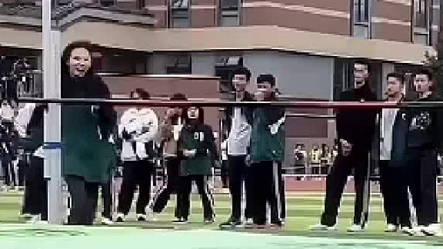 披头发＋妲己跑姿＋缩袖子＋捂嘴＋撒娇叫声＋前扑[都市丽人]这种人到底来地球的目的是什么