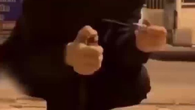 外国小姐姐把鞭炮放瓶子里 结果下一秒意想不到