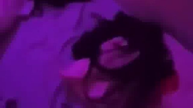 小偷入室抢劫，看女孩子身无分文，一怒之下把女孩头发全部剪掉