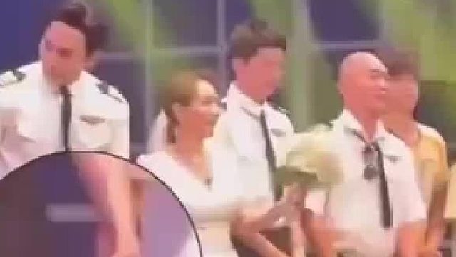 新娘结婚牵错手，灯光师怎么突然打了一道绿光