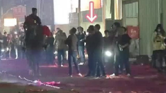 游神队伍战马开路，却被男子故意拍马屁股