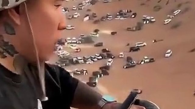 中东大哥拳头都硬了还倒水