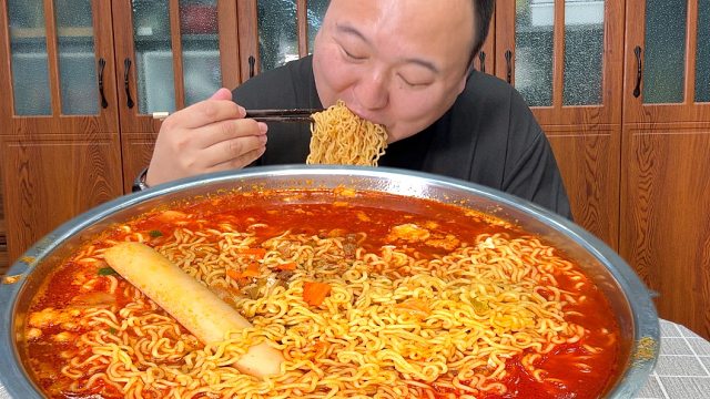 过年大鱼大肉吃顶了，简单来个小泡面吧，美滋滋