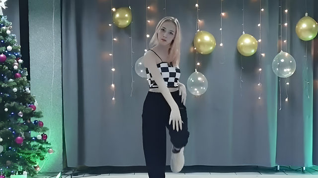 俄罗斯姑娘才艺表演24.01.11_秀儿(拉达)01