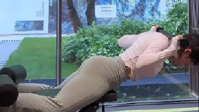 姐姐的腰，专治各种不心动