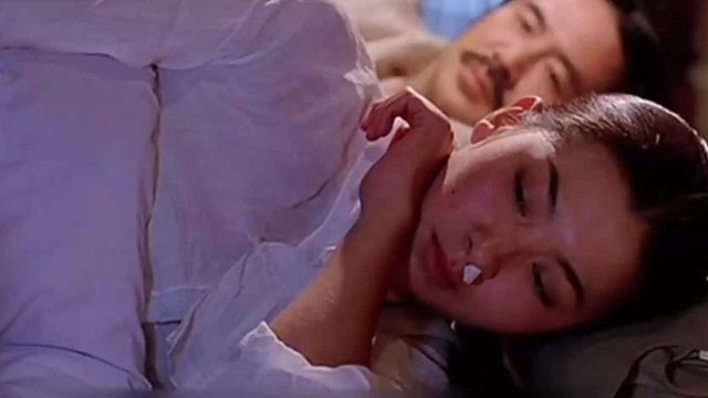 丈夫经常不在家，全村男人轮流照顾妻子