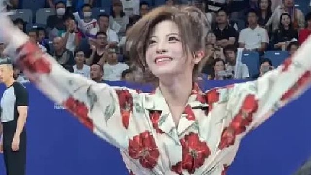 喇叭裤配花衬衫，有没有勾起你藏在心底的那些回忆