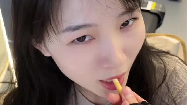 当我让闺蜜喂我吃东西 故意表现的很油腻