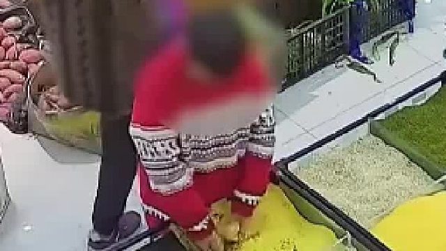 超市监控下的一幕，男孩故意将米混在一起后离开，网友应该让家长全部买走