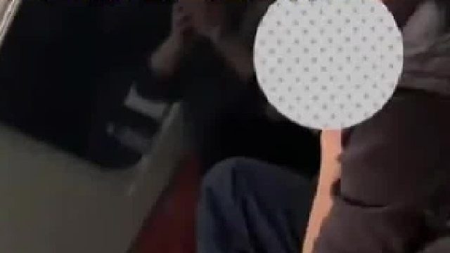 高铁上一男子在座位上抽烟，乘务员及时制止。