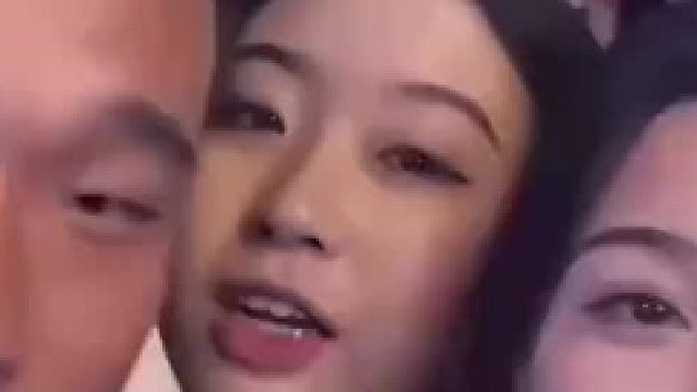 活动现场男子和女友亲亲后，转身对女友闺蜜撅嘴