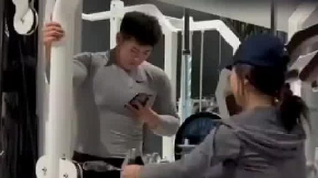 美女健身后忘记换重量，下一秒小伙一上手，这结局尴尬了