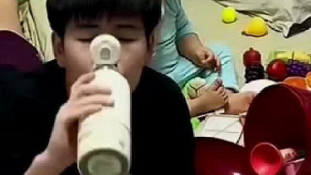 老公偷用孩子的水杯喝水还犟嘴 被老婆用脚教育 网友：满眼都是对新技能的渴望！