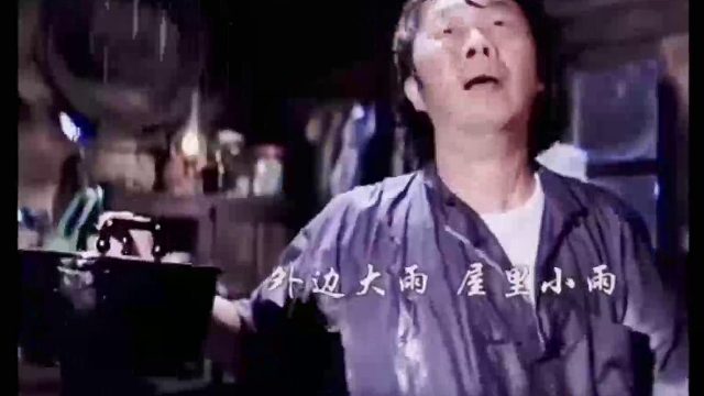 隔着一张报纸亲嘴，女人既然又怀孕了