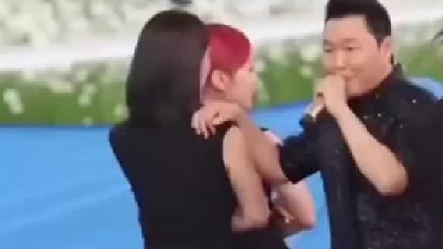 鸟叔演出现场的小插曲，看了十几遍总感觉美女没有错啊！