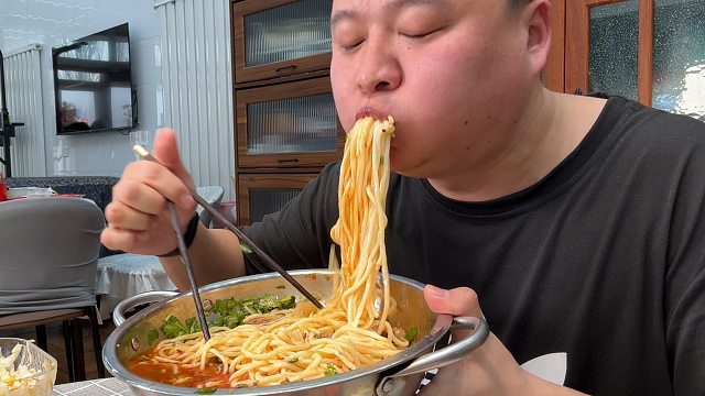 老丈人送来点牛肉，阿强简单做个清汤牛肉面，大口吸面超过瘾！