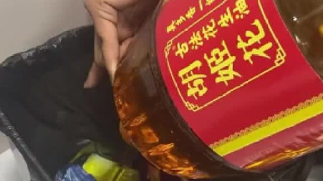 男子网上购物买油底漏了，商家让倒垃圾桶才给补发，男子：倒的我好愧疚