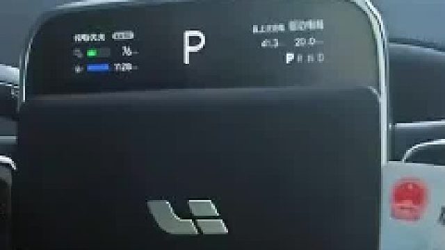 女子等人太过无聊，用身份证扣方向盘！网友：原版原漆事故车！