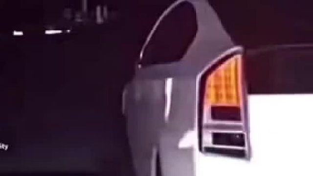 视频车闪灯没想到遭到前车反击，拿出的反射镜闪得路都看不见了