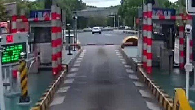司机下高速走ETC通道，道闸杆升起时突然自动断裂