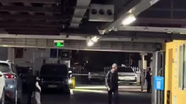 网友在地下车库拍下离谱一幕，一黑一白两辆车，停在出入口处。。