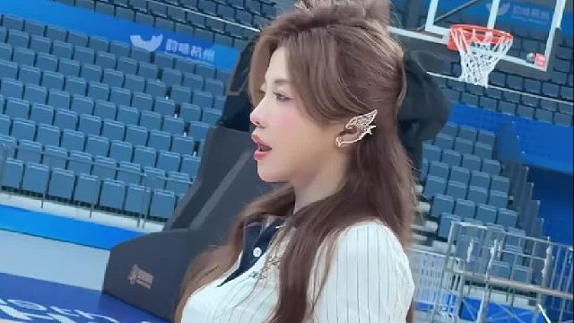 叮，你的肉腿辣妹按时出现