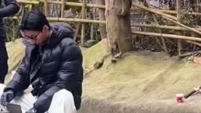 她给他上了一课！