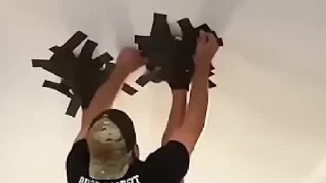别被眼睛骗了！小伙倒挂天花板挑战，结局反转看傻所有人！